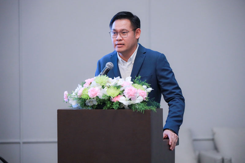 คุณสถาปัตย์ วิจิตรพันธุ์ กรรมการผู้จัดการ บริษัท ซินเนอร์จี้ซอฟต์ โซลูชั่น จำกัด กล่าวต้อนรับ